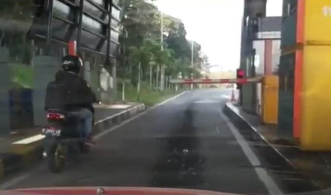 Video Viral Perempuan Naik Motor Masuk Jalan Tol Cikampek Hingga