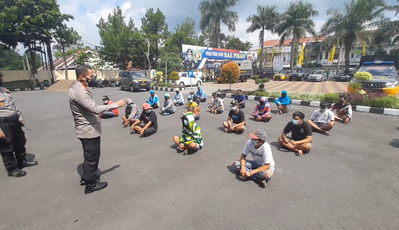 PPKM Darurat Petugas Tutup 41 Ruas Jalan Di Kota Bandung