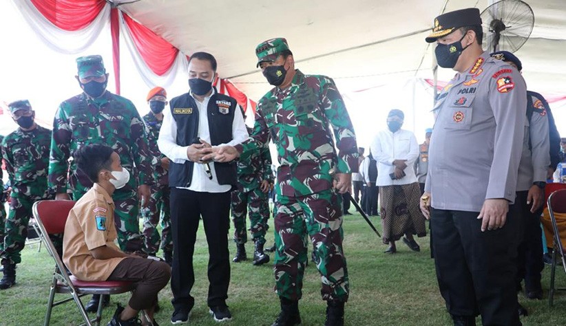 Manunggal Bersama Rakyat TNI Ikut Tradisi Nugal Padi Suku Dayak Di