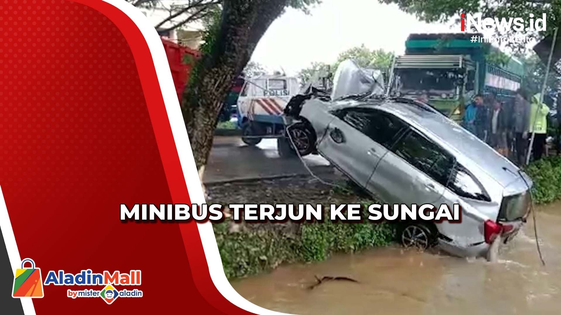 Bus Rombongan Hajatan Terguling Hingga Masuk Saluran Air Di Cilincing