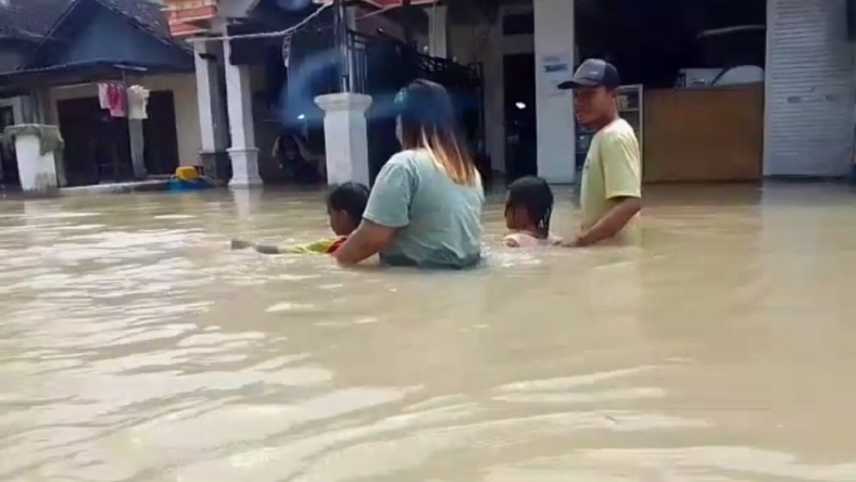 Banjir Kepung Malang Usai Diguyur Hujan Deras Stasiun Hingga Parkiran