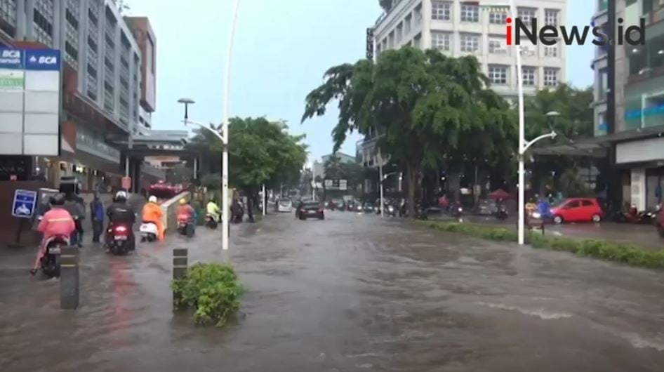 Diguyur Hujan Sejak Sore Sejumlah Wilayah Di Jakarta Kebanjiran