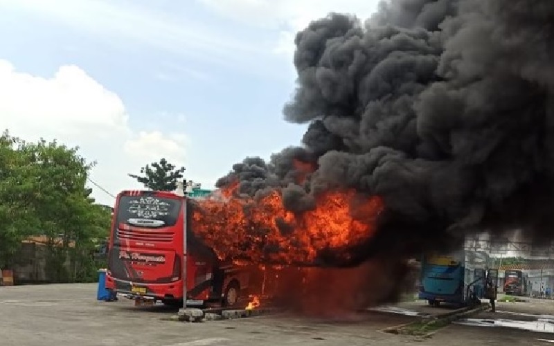 Bus Terbakar Hebat Di Terminal Pulo Gebang Asap Hitam Membubung Tinggi