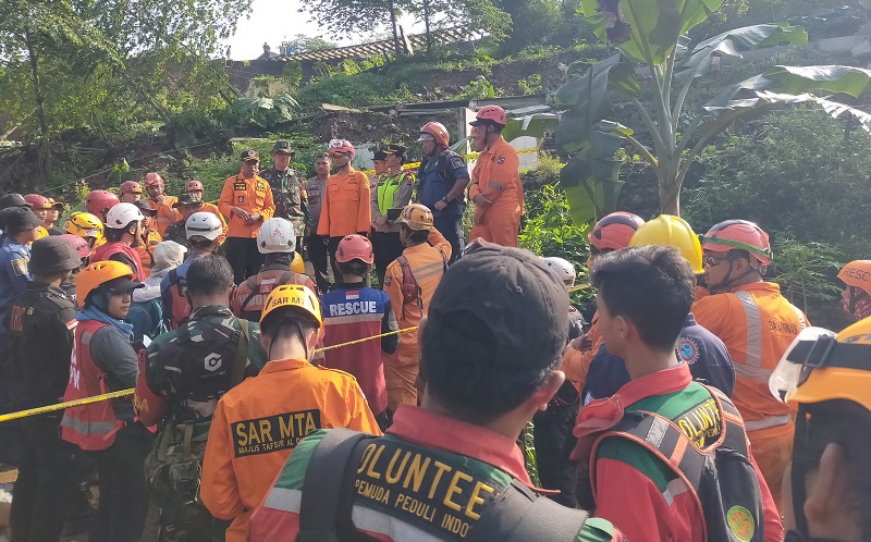 Tim Sar Gabungan Temukan Korban Tertimbun Longsor Di Bogor