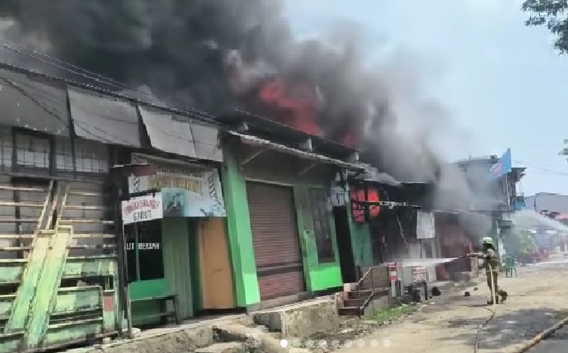 Kebakaran Hanguskan 10 Rumah Di Cakung Akibat Tabung Gas Bocor