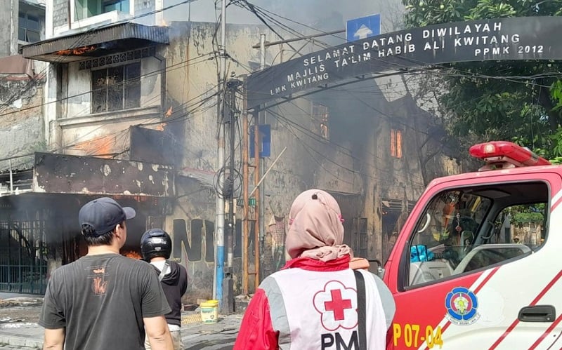 Kebakaran Hanguskan Rumah Makan Di Kwitang Senen 13 Mobil Damkar Meluncur