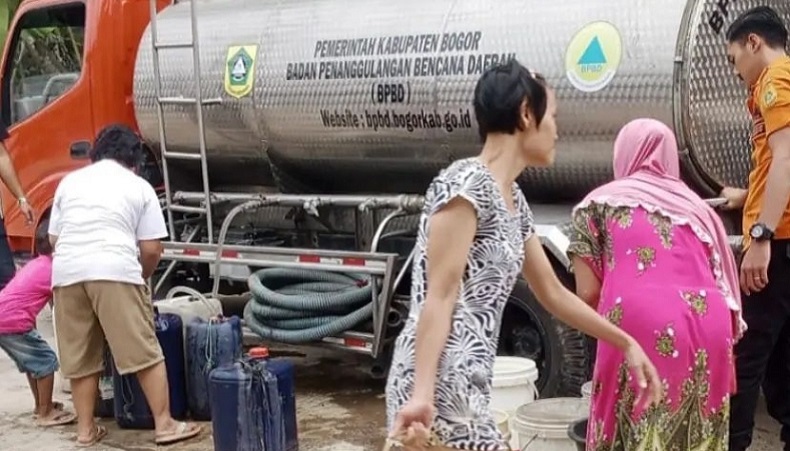 Jasinga Bogor Kekeringan BPBD Salurkan 10 000 Liter Air Untuk 1 384 Warga