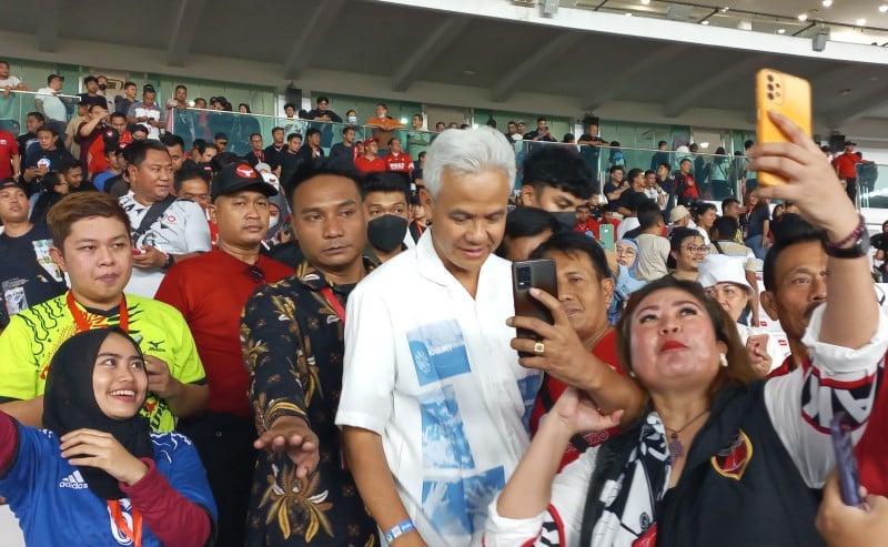 Ganjar Pranowo Disambut Meriah Saat Nonton Liga Kampung Soekarno Cup Di GBK