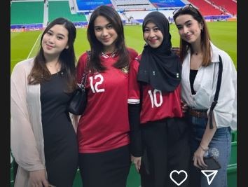 Azizah Salsha Dan Adiba Khanza Nonton Langsung Piala Asia Di Qatar