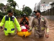 Polsek Kelapa Gading Bantu Warga Lewati Banjir