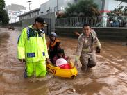 Polsek Kelapa Gading Bantu Warga Lewati Banjir