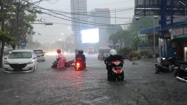 Diguyur Hujan Jam Banjir Rendam Sejumlah Wilayah Di Kota Surabaya