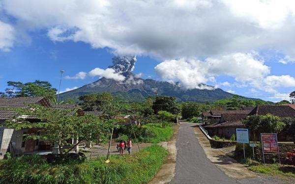 Gunung Merapi Erupsi Jumat Pagi Tinggi Kolom Meter Dari Puncak