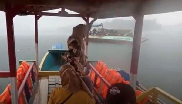 Detik Detik Perahu Wisata Terbalik Di Bendungan Cikoncang Banten 3