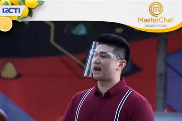 Chef Arnold Curi Perhatian Di Masterchef Indonesia Pakai Kaus Tampak