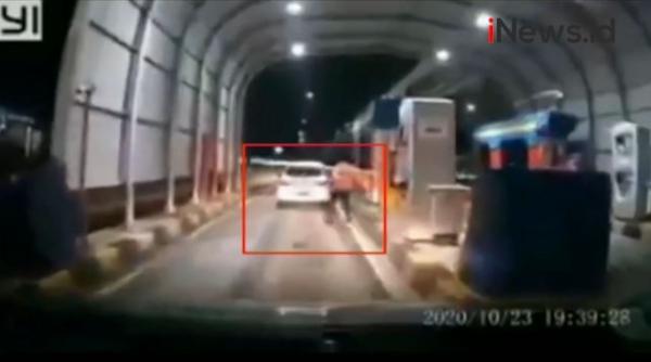 Video Viral Pengendara Mobil Terobos Palang Tol Becakayu Bekasi