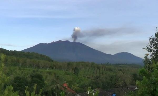 Gunung Raung Alami Gempa Tremor Dentuman Terdengar Dari Jarak Km