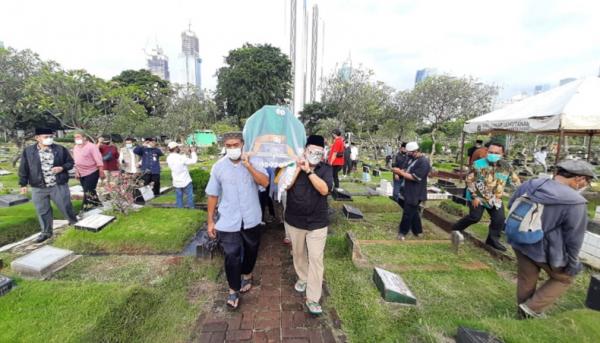 Tiba Di Lokasi Fadli Zon Gotong Keranda Jenazah Ibunda