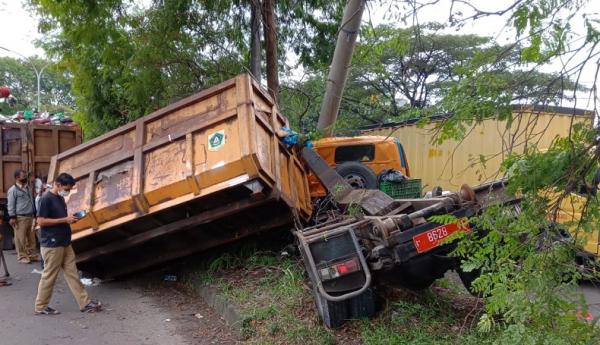 Truk Sampah Tabrak Tiang Listrik Di Bogor Diduga Sopir Mengantuk