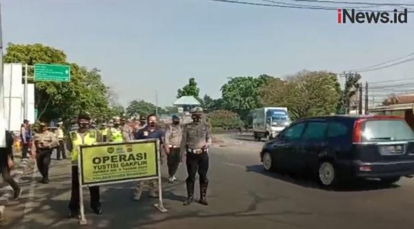 Video Hari Pertama Ppkm Darurat Kota Bandung Dijaga Ketat Polisi