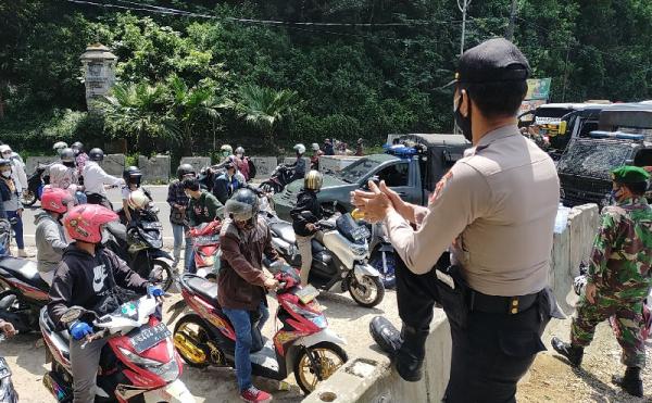 Bubarkan Kerumunan Di Puncak Bogor Petugas Tegur Wisatawan Tak Pakai