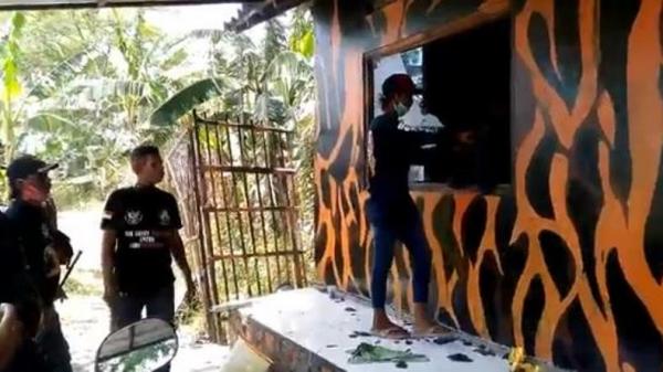 Pos Ormas Pemuda Pancasila Di Pelabuhan Kendal Diduga Dilempar Batu