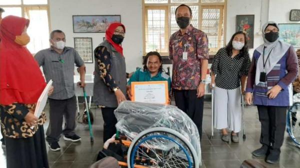 Penyandang Disabilitas Di Kota Magelang Terima Bantuan Kemensos