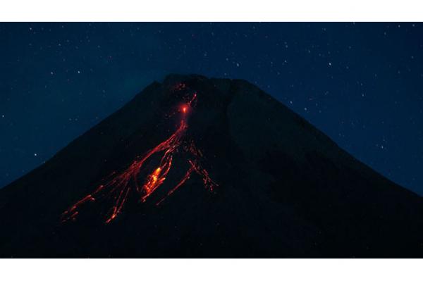 Gunung Merapi Luncurkan Lava Pijar Kali