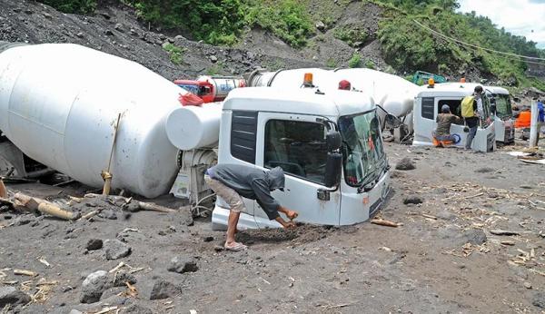 Truk Terjebak Lahar Hujan Di Lereng Gunung Merapi