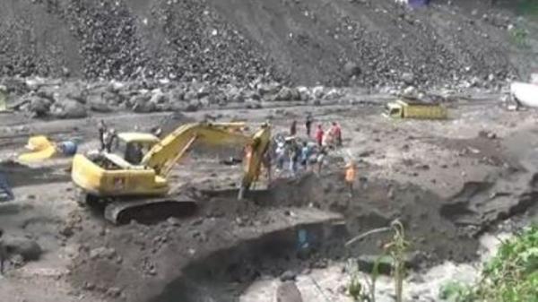 Banjir Lahar Dingin Merapi Di Sungai Bebeng Seret Truk Beserta Sopirnya