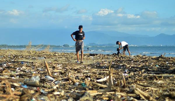 Objek Wisata Pantai Pasir Jambak Padang Penuh Sampah