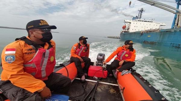 Perahu Terbalik 2 Pemancing Tenggelam Di Pantai Menganti Cilacap