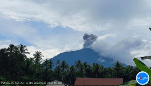 Gunung Ibu Di Maluku Utara Erupsi Tinggi Kolom Abu Capai Meter