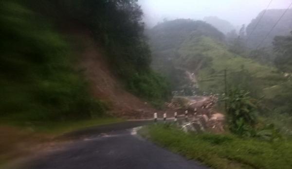 Tebing Di Lereng Gunung Lawu Longsor Akses Jalan Tawangmangu Jatiyoso