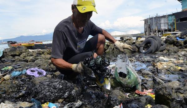 Pesisir Pantai Panjang Selatan Lampung Tercemar Tumpahan Oli Limbah B3