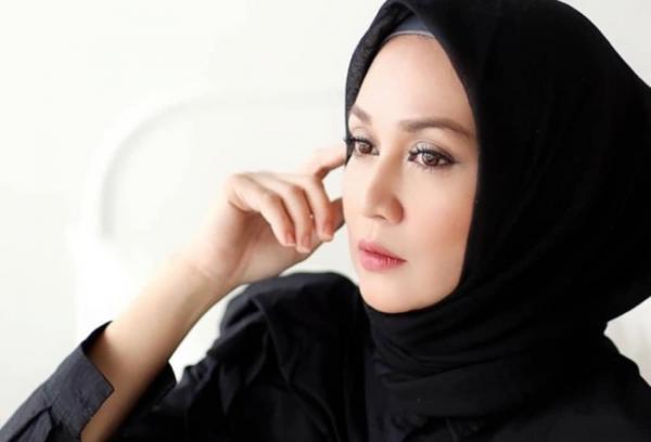 Profil Biodata Dina Lorenza Artis Senior Yang Terjun Ke Dunia Politik