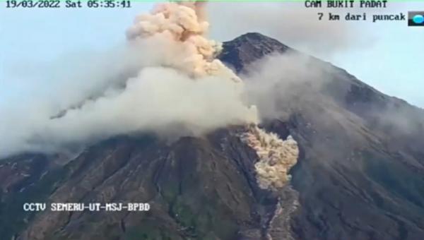 Gunung Semeru Kembali Luncurkan Awan Panas Guguran Km Status Masih Siaga