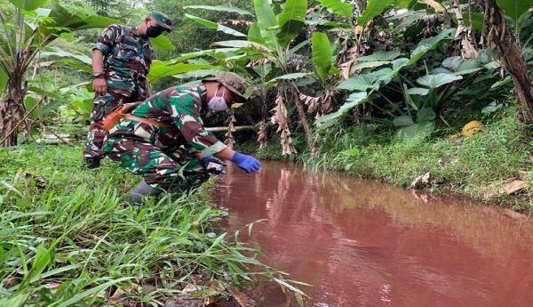 Sampel Air Sungai Cimeta Kbb Berwarna Merah Darah Diuji Lab Pelaku