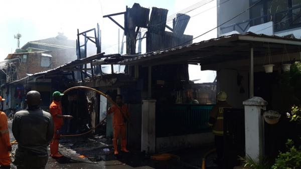 Kebakaran Hanguskan Rumah Kontrakan Di Kelapa Gading Petugas Sempat