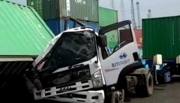 Tragis Sopir Truk Di Surabaya Tewas Tertimpa Kontainer Saat Bongkar Muat