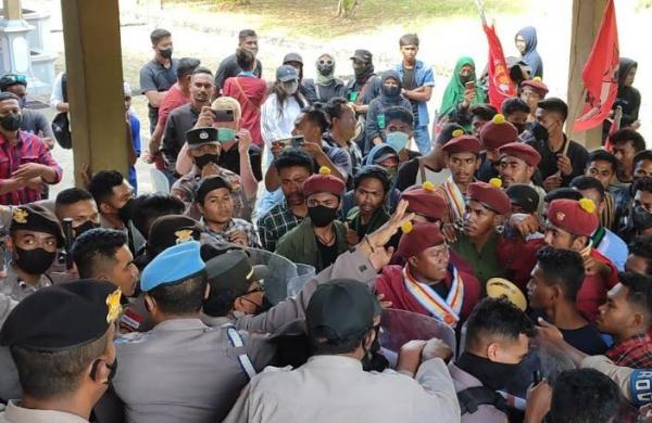 Demo Tolak BBM Naik Di DPRD Sikka Ricuh Mahasiswa Saling Dorong Dengan