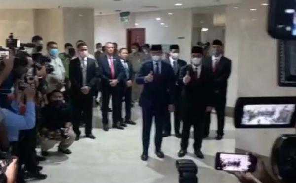 Pose Jempol Anies Dan Ariza Hadiri Rapat Pemberhentian Gubernur Wagub