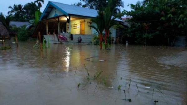 Banjir Setinggi Meter Rendam Permukiman Di Mentawai Warga Mengungsi