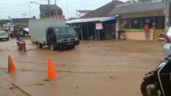 2 Sungai Meluap Permukiman Dan Jalan Di Cililin KBB Diterjang Banjir