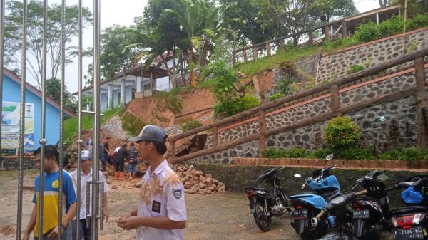 Hujan Deras Tembok Penahan Tanah SMA 1 Sukajaya Bogor Ambruk