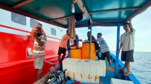 Kapal Nelayan Terombang Ambing Di Laut Raja Ampat 10 ABK Selamat