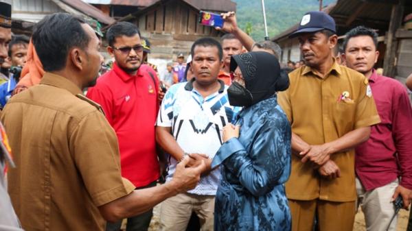 Kunjungi Lokasi Banjir Mensos Risma Pastikan Kebutuhan Korban Banjir