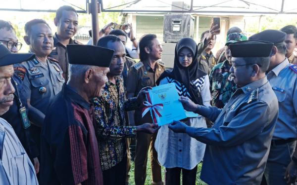 Serahkan Sertifikat Tanah Gratis Bupati Pasangkayu Manfaatkan Sebaik