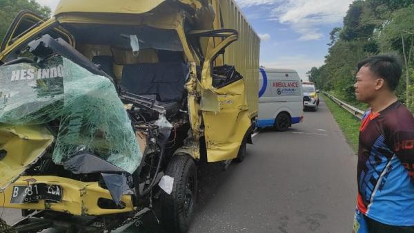 Truk Boks Tabrakan Saat Melaju Kencang Di Bahu Jalan Tol Cipularang