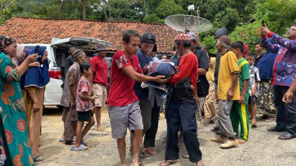 Tangis Keluarga Pecah Sambut Kedatangan Jenazah Santri Korban Gempa